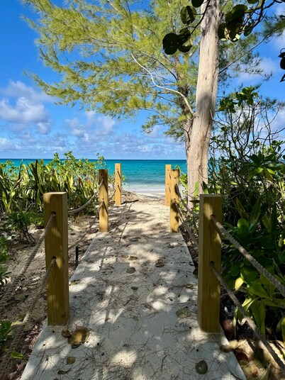 Luxury new build - 2bd+den - Gated - Pool, Gym and Beach access - Up to 6 people