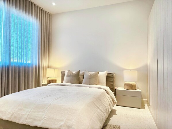 Iron/ironing board, WiFi, bed sheets
