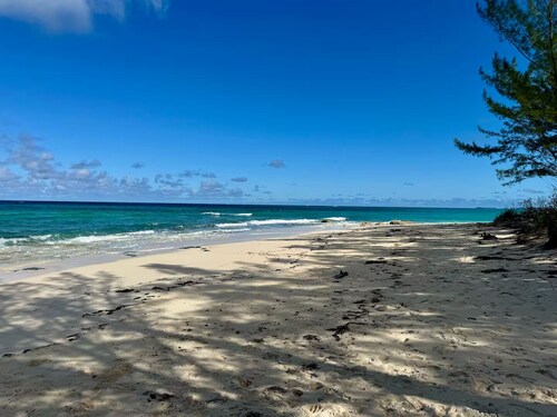 Luxury new build - 2bd+den - Gated - Pool, Gym and Beach access - Up to 6 people