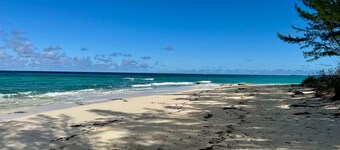 Luxury new build - 2bd+den - Gated - Pool, Gym and Beach access - Up to 6 people