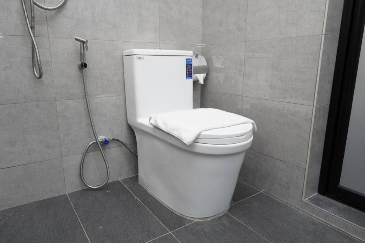 Douche, sèche-cheveux, serviettes fournies, savon