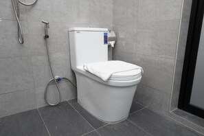 Dusche, Haartrockner, Handtücher, Seife