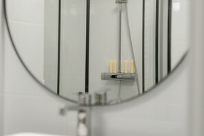 Shower, hair dryer, towels, shampoo