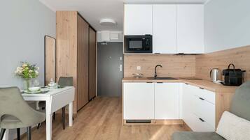 Frigorífic, microones, placa de cuina i rentaplats