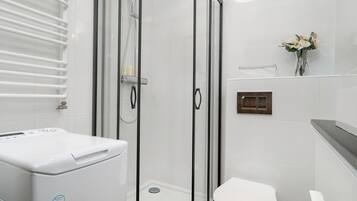 Douche, sĂšche-cheveux, serviettes fournies, shampoing