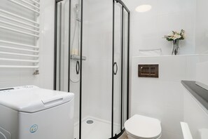Douche, sĂšche-cheveux, serviettes fournies, shampoing