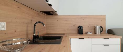 Frigorífico, microondas, placa de cocina y lavavajillas