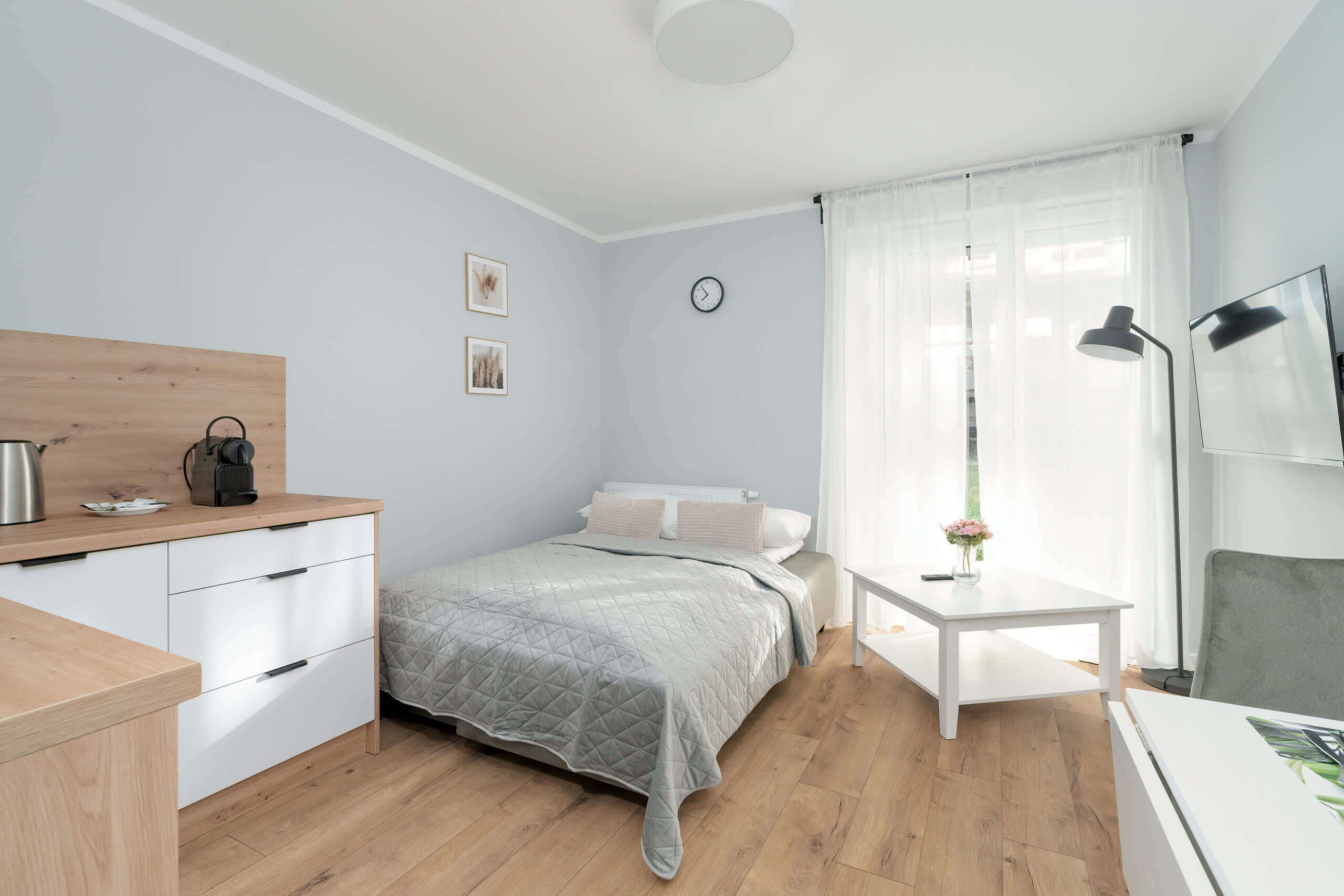 Een strijkplank/strijkijzer, wifi, beddengoed