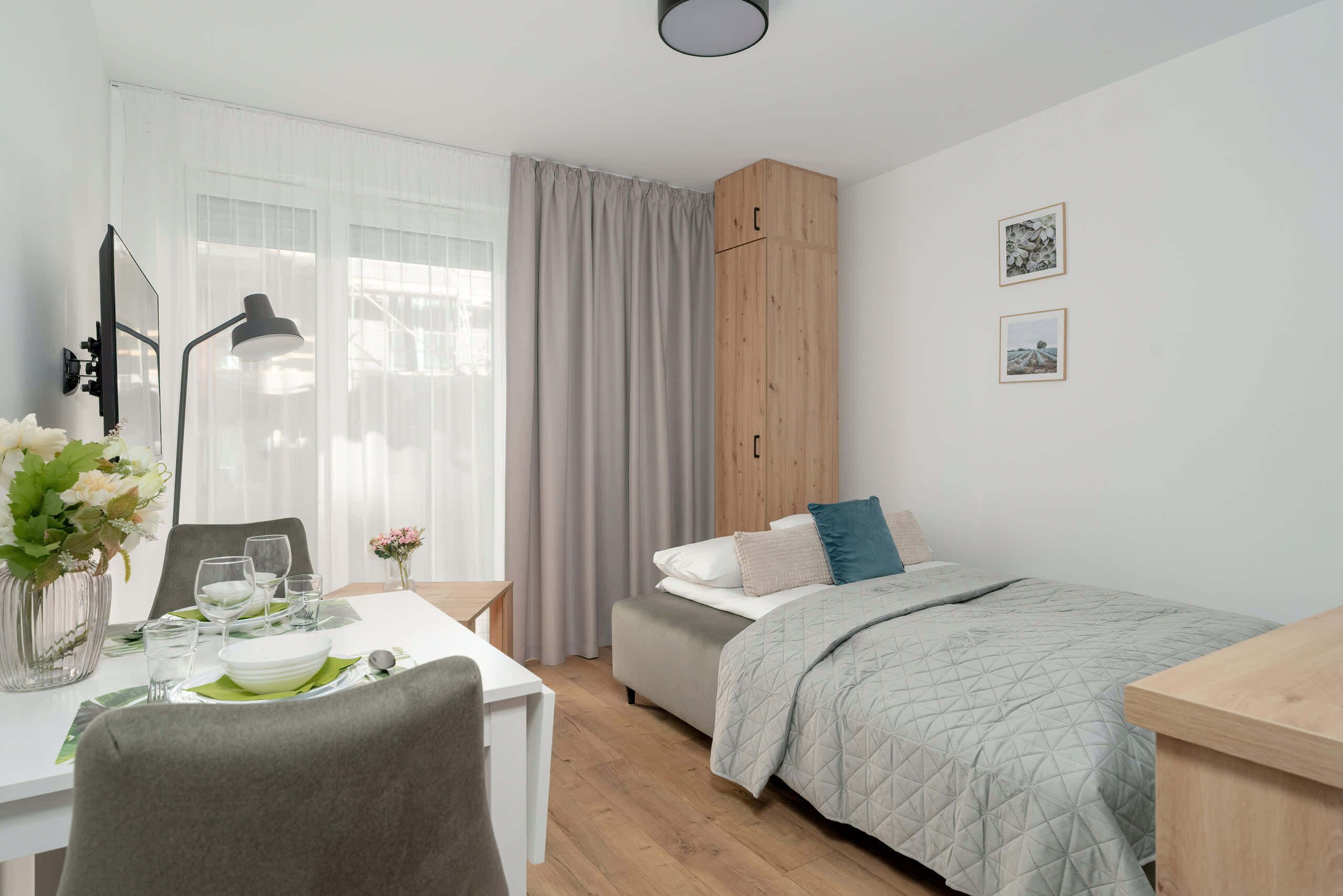 Iron/ironing board, WiFi, bed sheets