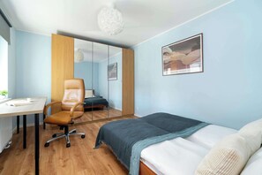 1 slaapkamer, een bureau, een strijkplank/strijkijzer, reisbedje