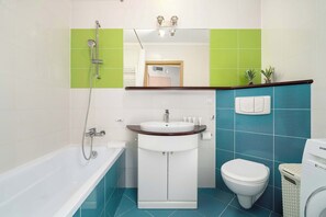 Dusche, Haartrockner, Handtücher, Shampoo
