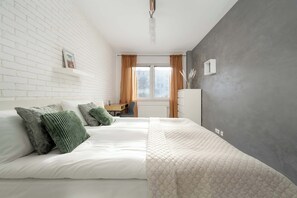 1 chambre, bureau, fer et planche à repasser, lit parapluie