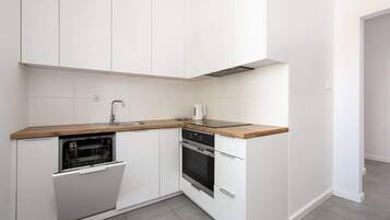 Fridge, oven, stovetop, dishwasher