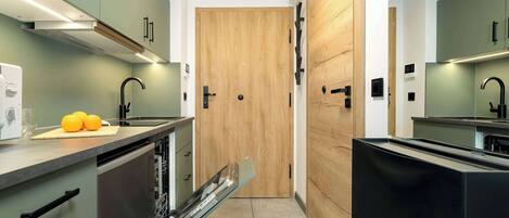 冷蔵庫、電子レンジ、コンロ、食器洗い機