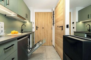 Fridge, microwave, stovetop, dishwasher - Cozy Studio in Poznan with Balcony (Poznań)