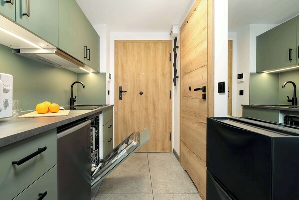 Fridge, microwave, stovetop, dishwasher