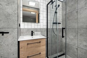Shower, hair dryer, towels, shampoo