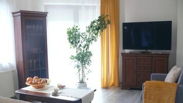 Una televisión, una oficina