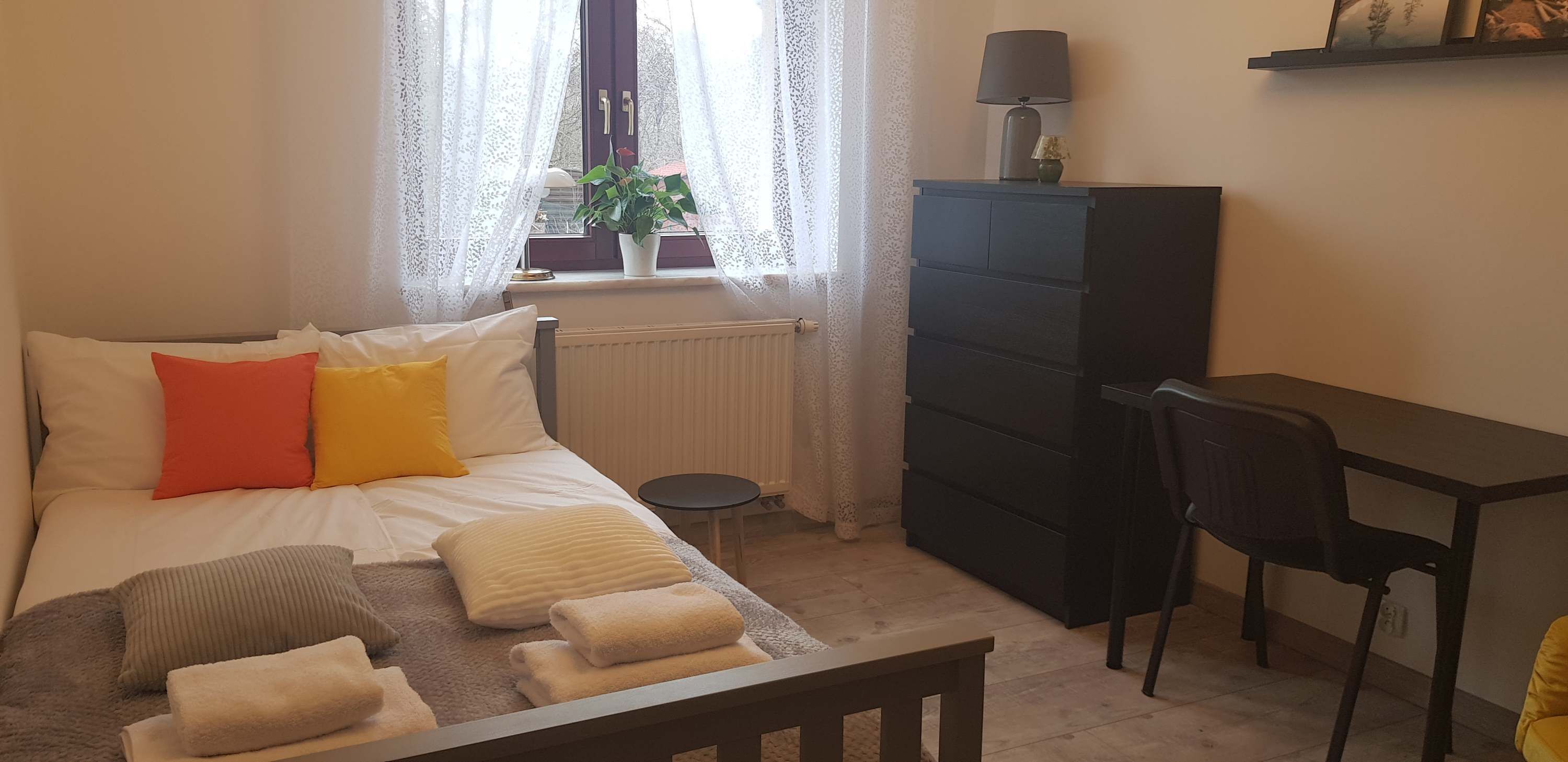 2 slaapkamers, een bureau, een strijkplank/strijkijzer, wifi