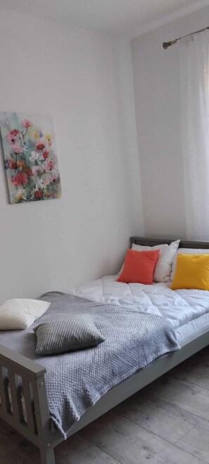 2 bedrooms, desk, iron/ironing board, WiFi