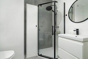 Shower, hair dryer, towels, shampoo