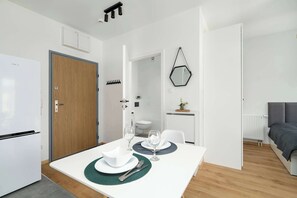 Iron/ironing board, travel crib, WiFi, bed sheets