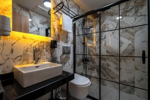 Dusche, kostenlose Toilettenartikel, Haartrockner, Hausschuhe