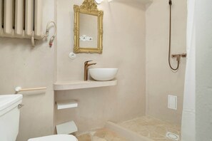 Douche, sĂšche-cheveux, serviettes fournies, shampoing