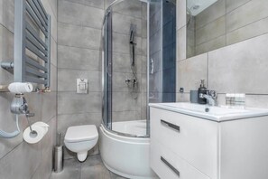 Dusche, Haartrockner, Handtücher, Shampoo