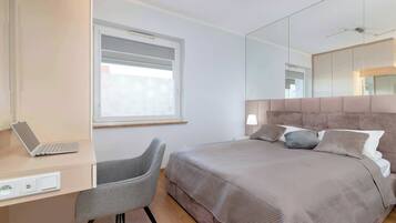 1 slaapkamer, een bureau, een strijkplank/strijkijzer, wifi
