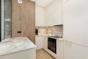 Geladeira, fogão, cooktop, lava-louças