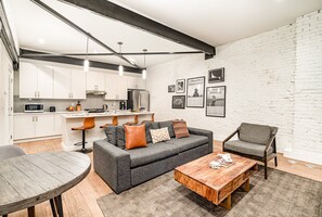 House (2 Bedrooms) | Living area | 32-inch Smart TV with digital channels, Netflix, Hulu - The Saddlery - Mic Drop - Walk to Broadway (Nashville)