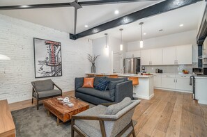Maison (2 Bedrooms) | Coin séjour | TV connectée de 32 pouces avec chaînes numériques, Netflix, Hulu
