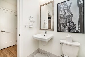 Casa (2 Bedrooms) | Baño | Tina con regadera, secadora de cabello, toallas