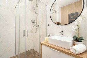Shower, hair dryer, towels, shampoo