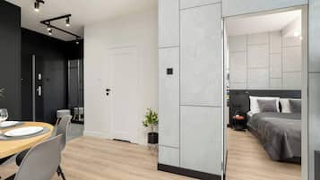 1 chambre, bureau, fer et planche Ă repasser, lit parapluie