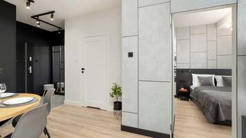 1 Schlafzimmer, Schreibtisch, Bügeleisen/Bügelbrett, Reisekinderbett