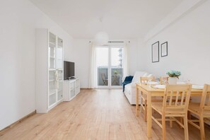 TV, offices - Baildona 18C | Bright Apartment | Balcony, Parking (Katowice)