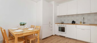 Baildona 18C | Bright Apartment | Balcony, Parking