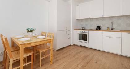 Baildona 18C | Bright Apartment | Balcony, Parking
