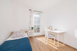 2 soverom, skrivebord, strykejern/-brett og wi-fi