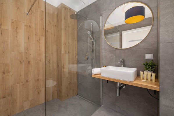 Shower, hair dryer, towels, shampoo
