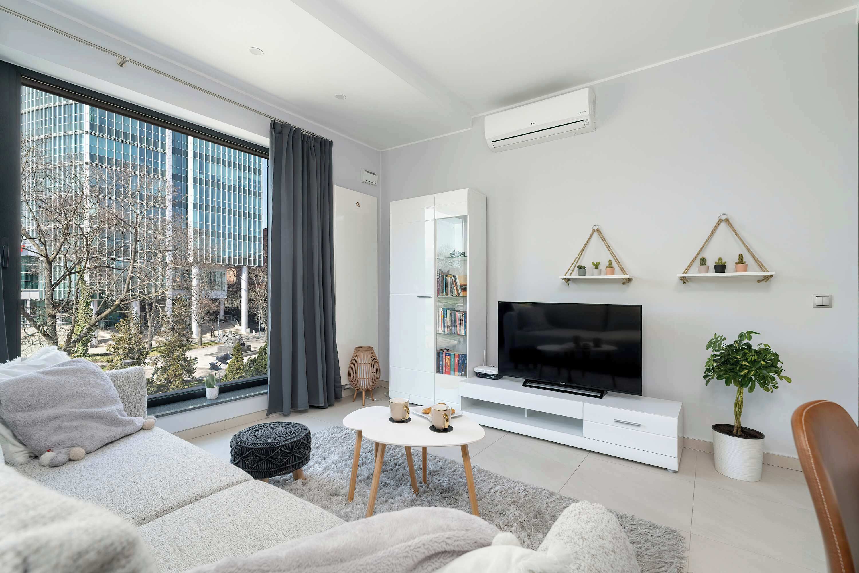 Televisión y oficina 