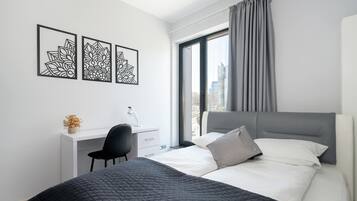 1 habitación, escritorio, tabla de planchar con plancha y cuna de viaje