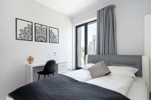 1 chambre, bureau, fer et planche à repasser, lit parapluie