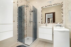 淋浴设施、吹风机、毛巾