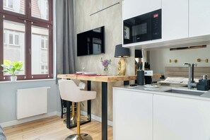 Fridge, microwave, oven, stovetop - Klimatyczne Studio z Biurkiem w Poznaniu by Noclegi Renters (Poznań)