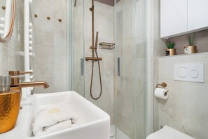 Shower, hair dryer, towels, shampoo