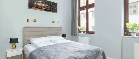 Desk, iron/ironing board, WiFi, bed sheets