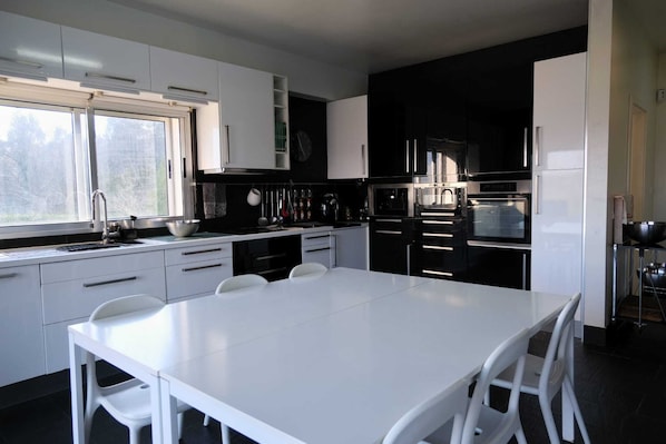 Micro-ondes, four, plaque de cuisson, lave-vaisselle